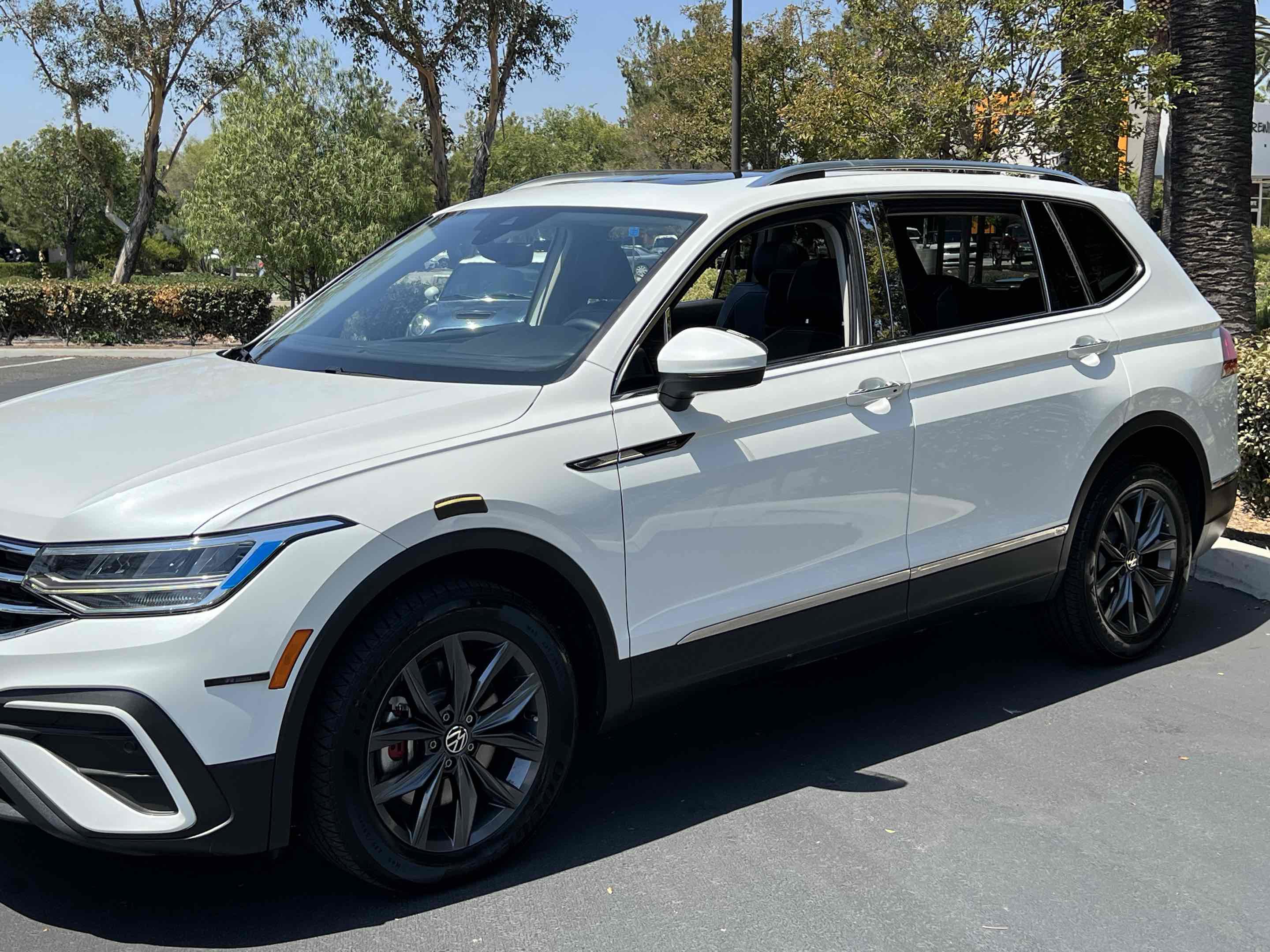 Used 2023 Volkswagen Tiguan SE w/ Panoramic Sunroof Package image 54