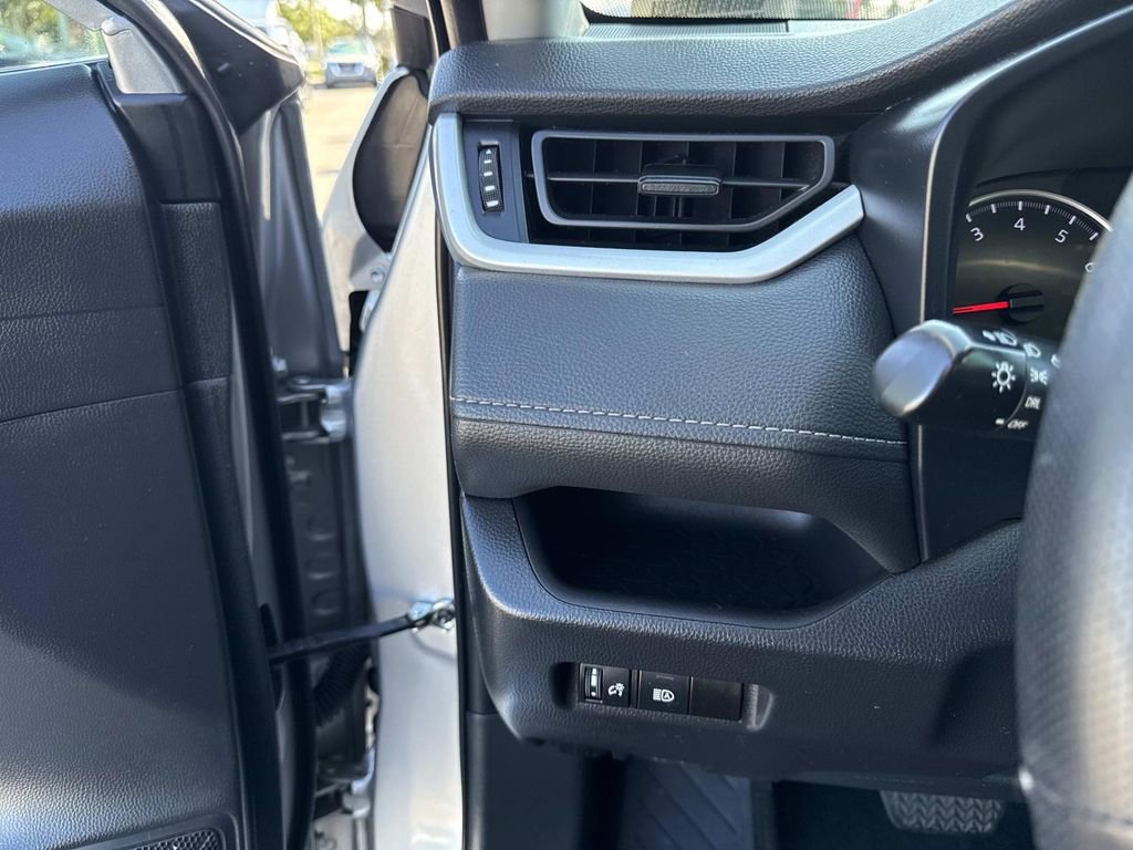 Used 2022 Toyota RAV4 LE image 32