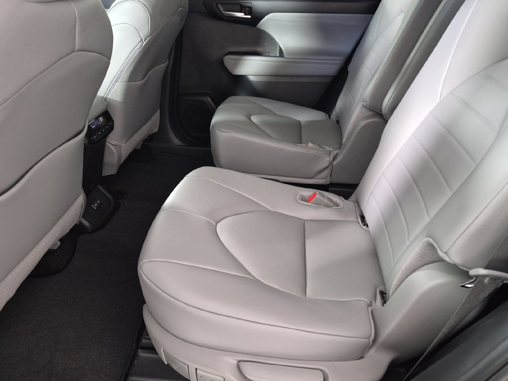 Used 2024 Toyota Highlander XLE FWD image 25