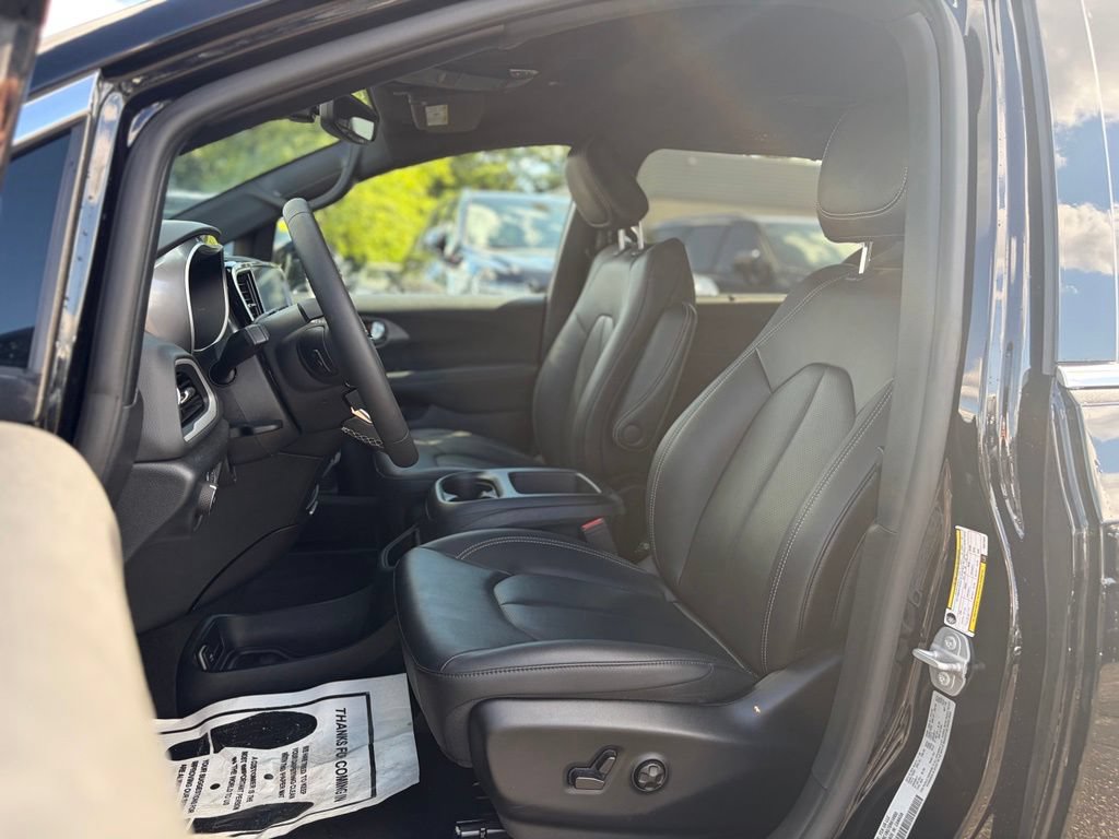 Certified 2025 Chrysler Pacifica Select FWD image 22