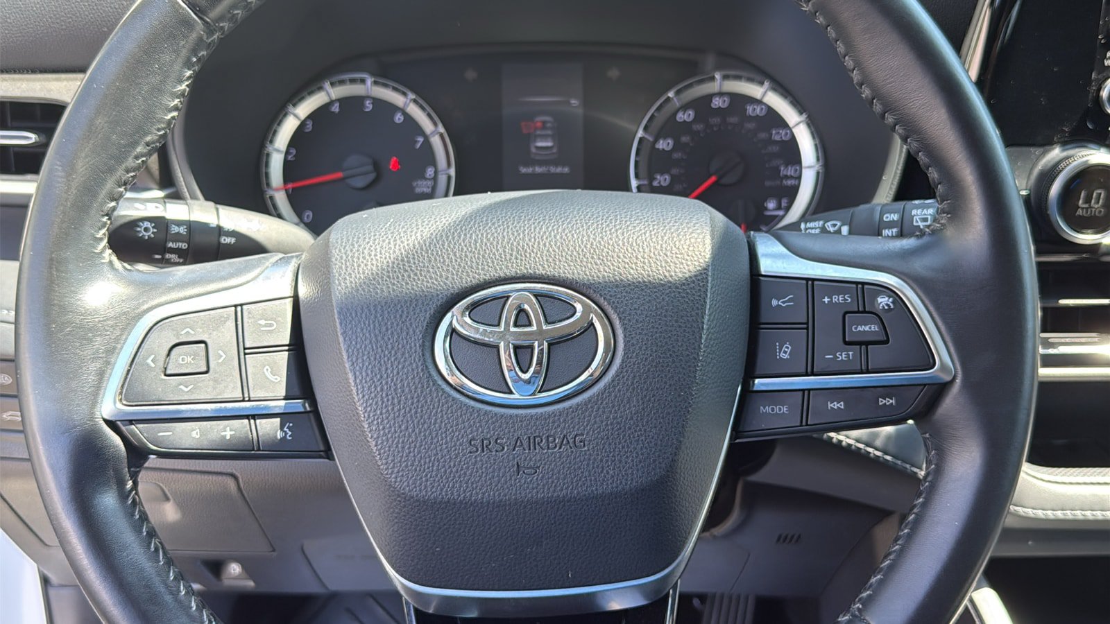Used 2020 Toyota Highlander LE AWD/4WD image 11