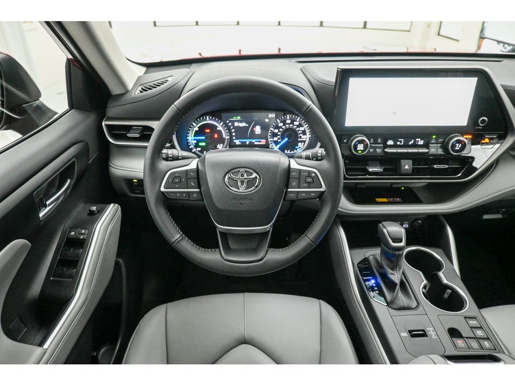 Used 2025 Toyota Highlander XLE image 30
