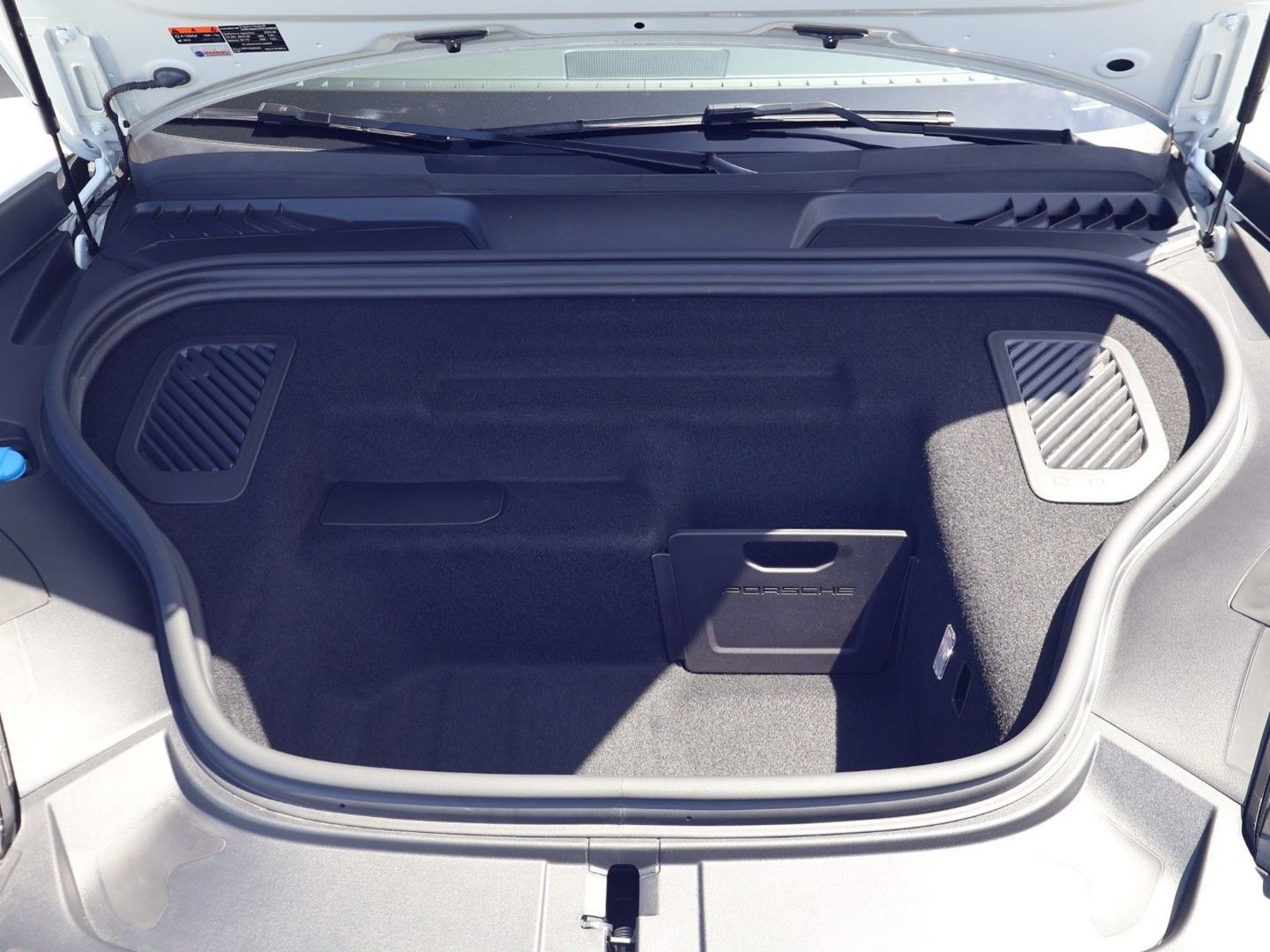 Certified 2025 Porsche Macan Electric RWD image 25