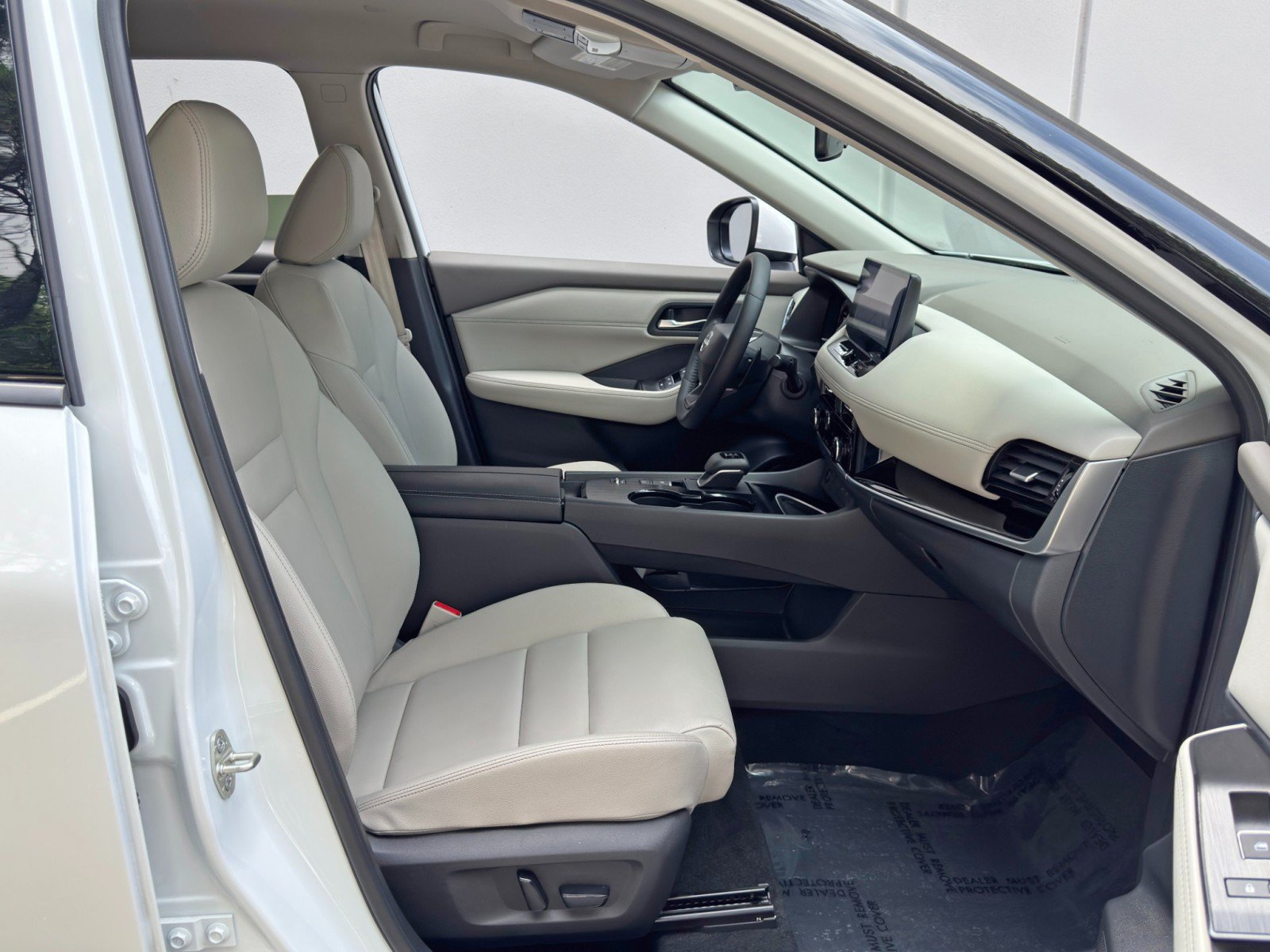 Used 2025 Nissan Rogue SL FWD image 14