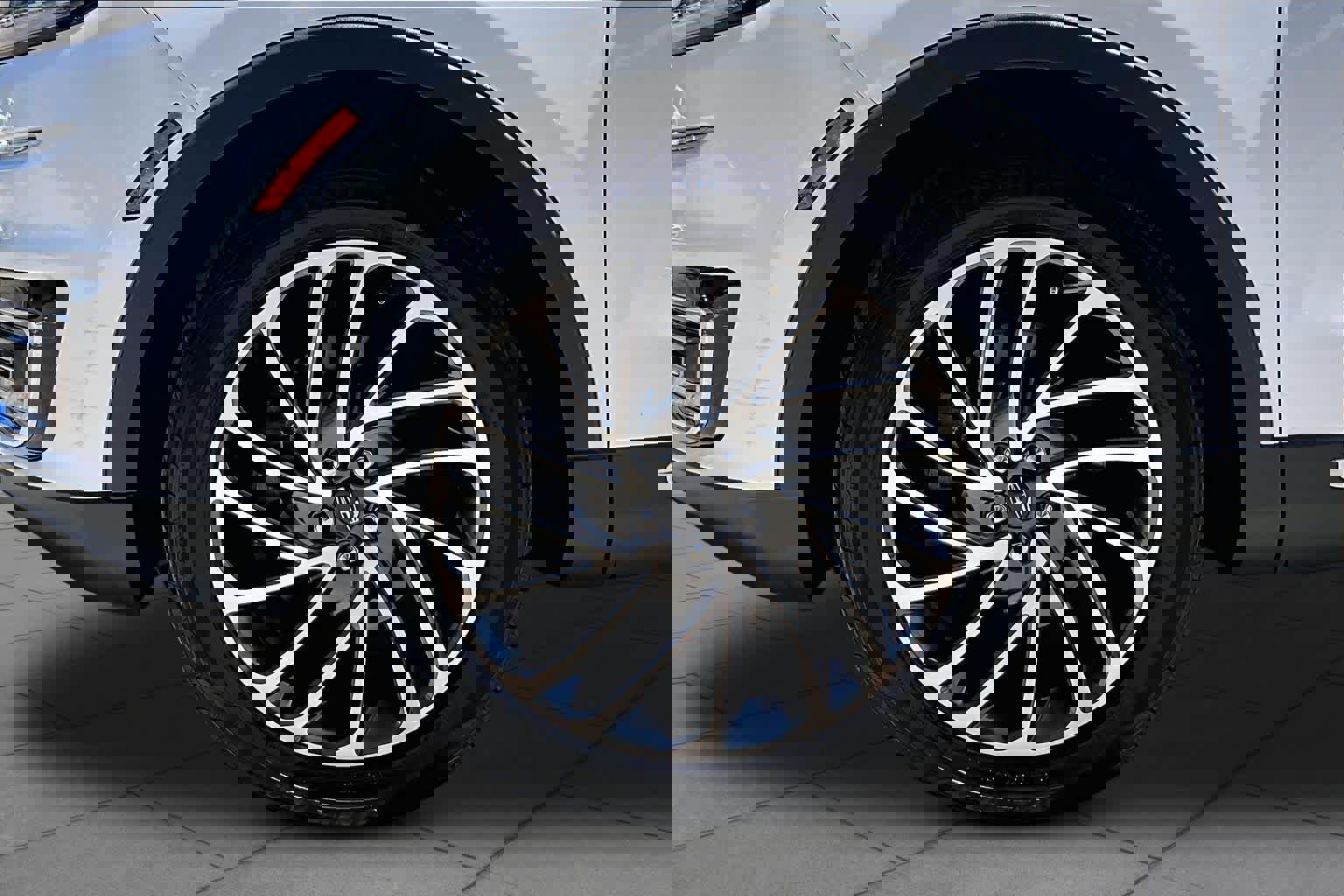 Used 2020 Lincoln Nautilus Reserve FWD image 11