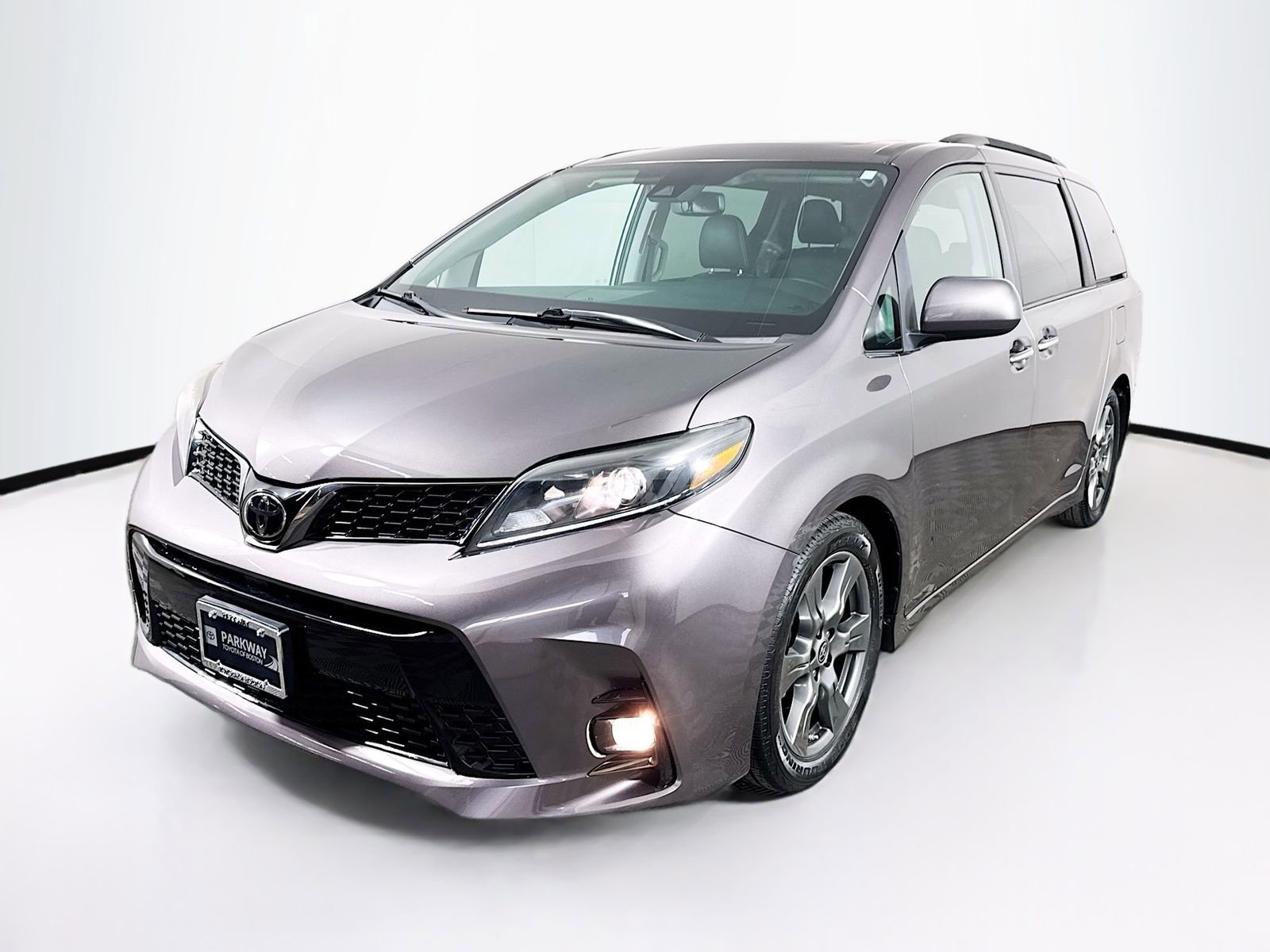 Used 2020 Toyota Sienna SE w/ SE Preferred Package image 3