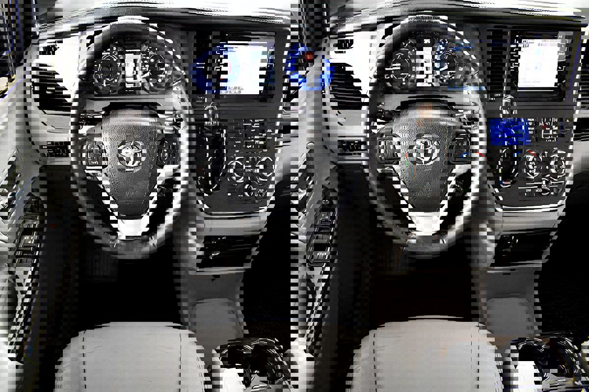 Used 2015 Toyota Sienna XLE image 18