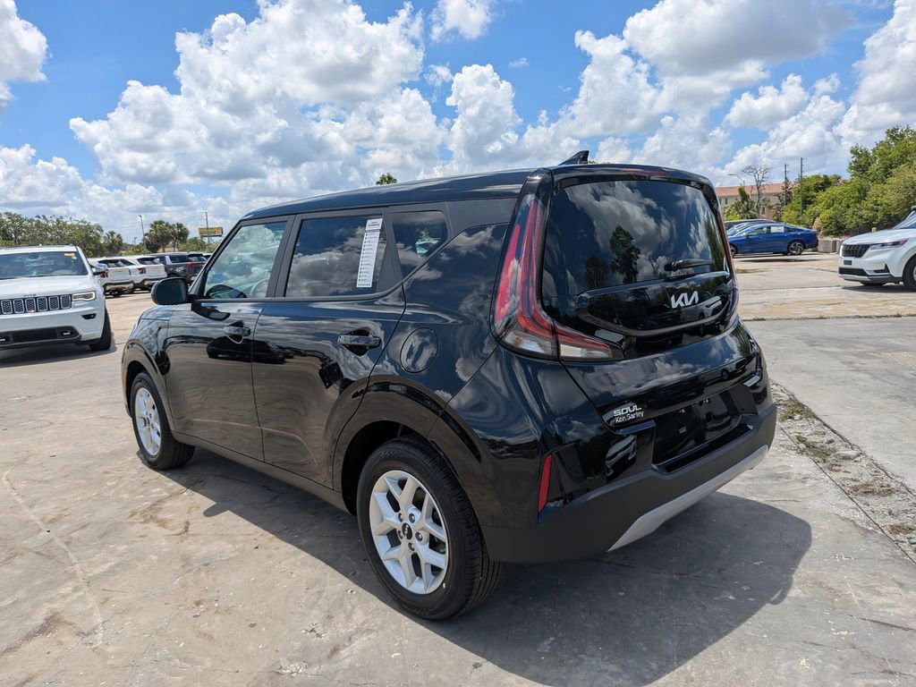 Certified 2025 Kia Soul LX w/ LX Technology Package FWD image 6