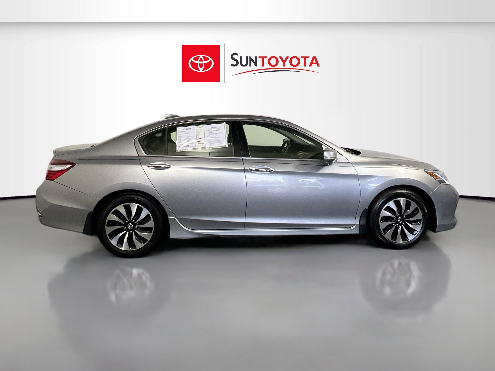 Used 2017 Honda Accord Touring image 2