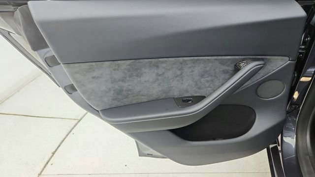 Used 2025 Tesla Model Y Performance AWD/4WD image 31