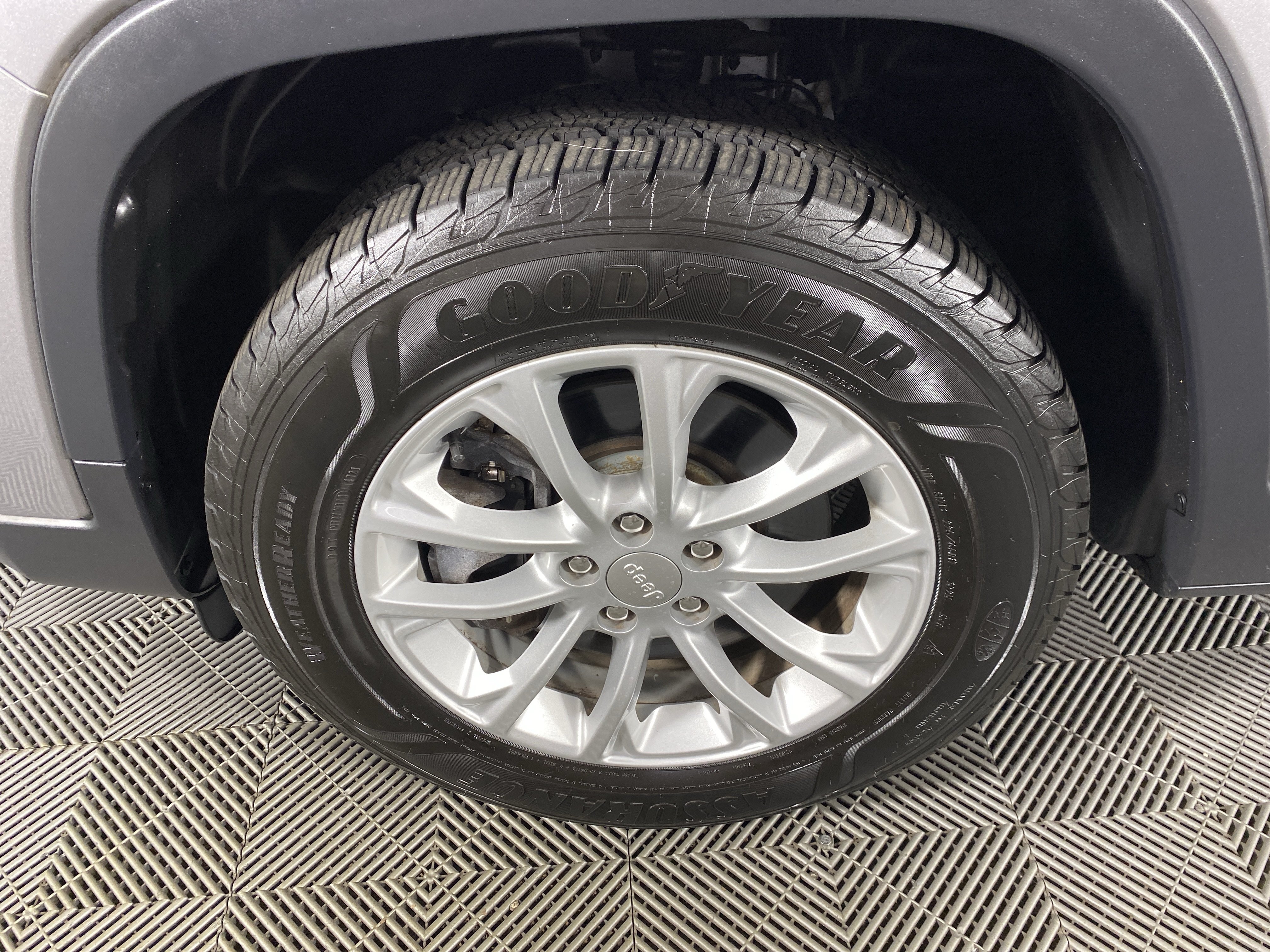 Used 2019 Jeep Cherokee Latitude w/ Popular Appearance Group AWD/4WD image 12