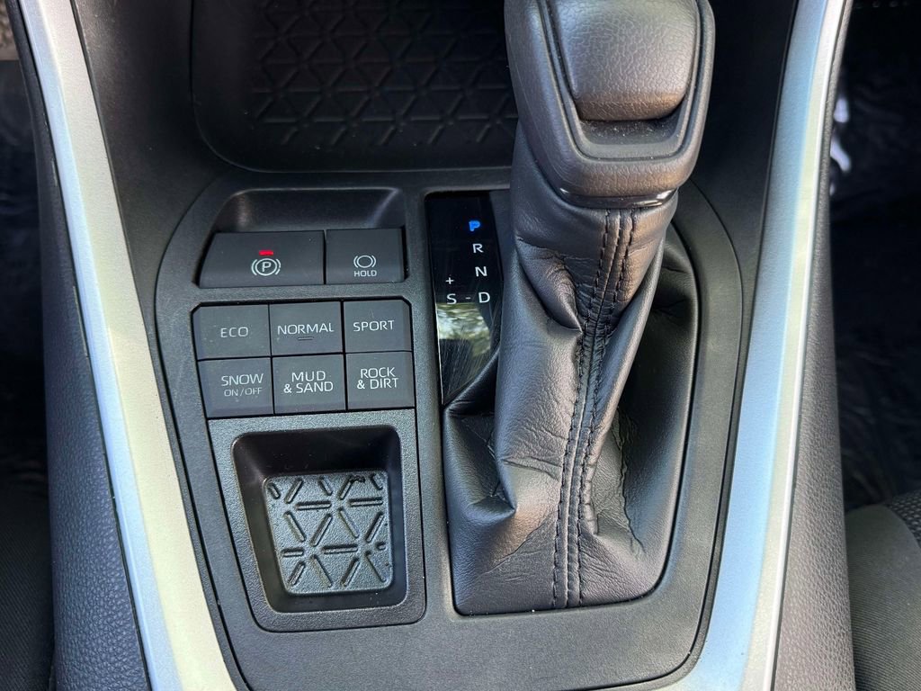 Used 2021 Toyota RAV4 LE AWD/4WD image 22