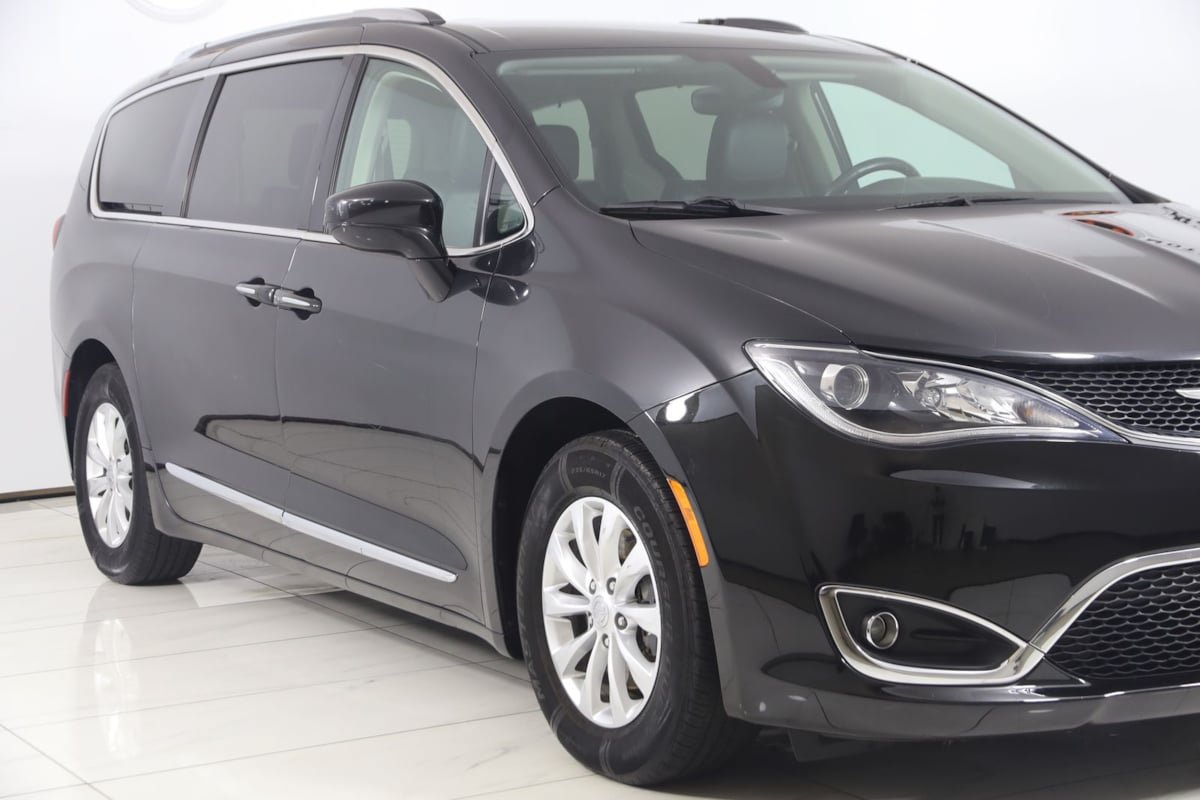 Used 2018 Chrysler Pacifica Touring-L FWD image 36