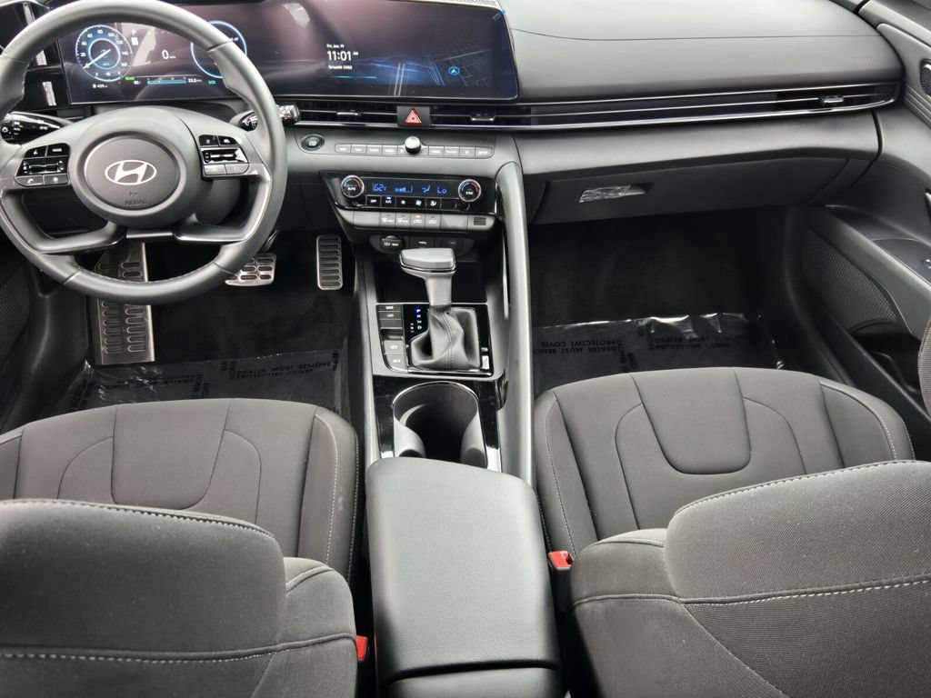 Certified 2025 Hyundai Elantra SEL FWD image 12