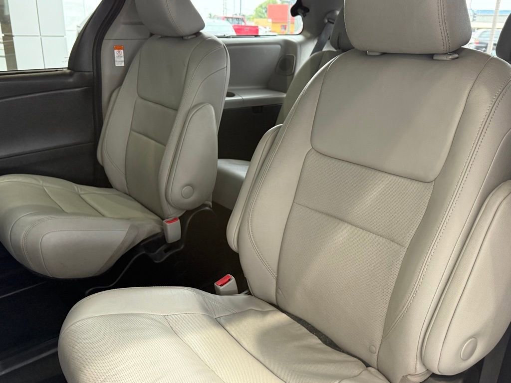 Used 2018 Toyota Sienna Limited Premium w/ Carpet Mat Package image 35