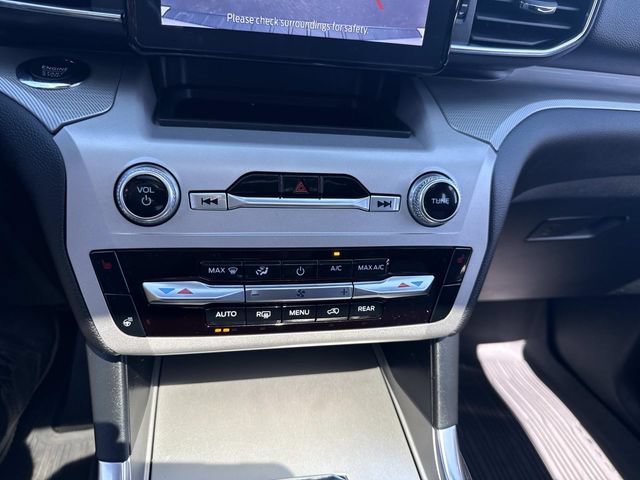 Used 2023 Ford Explorer XLT w/ Equipment Group 202A AWD/4WD image 32