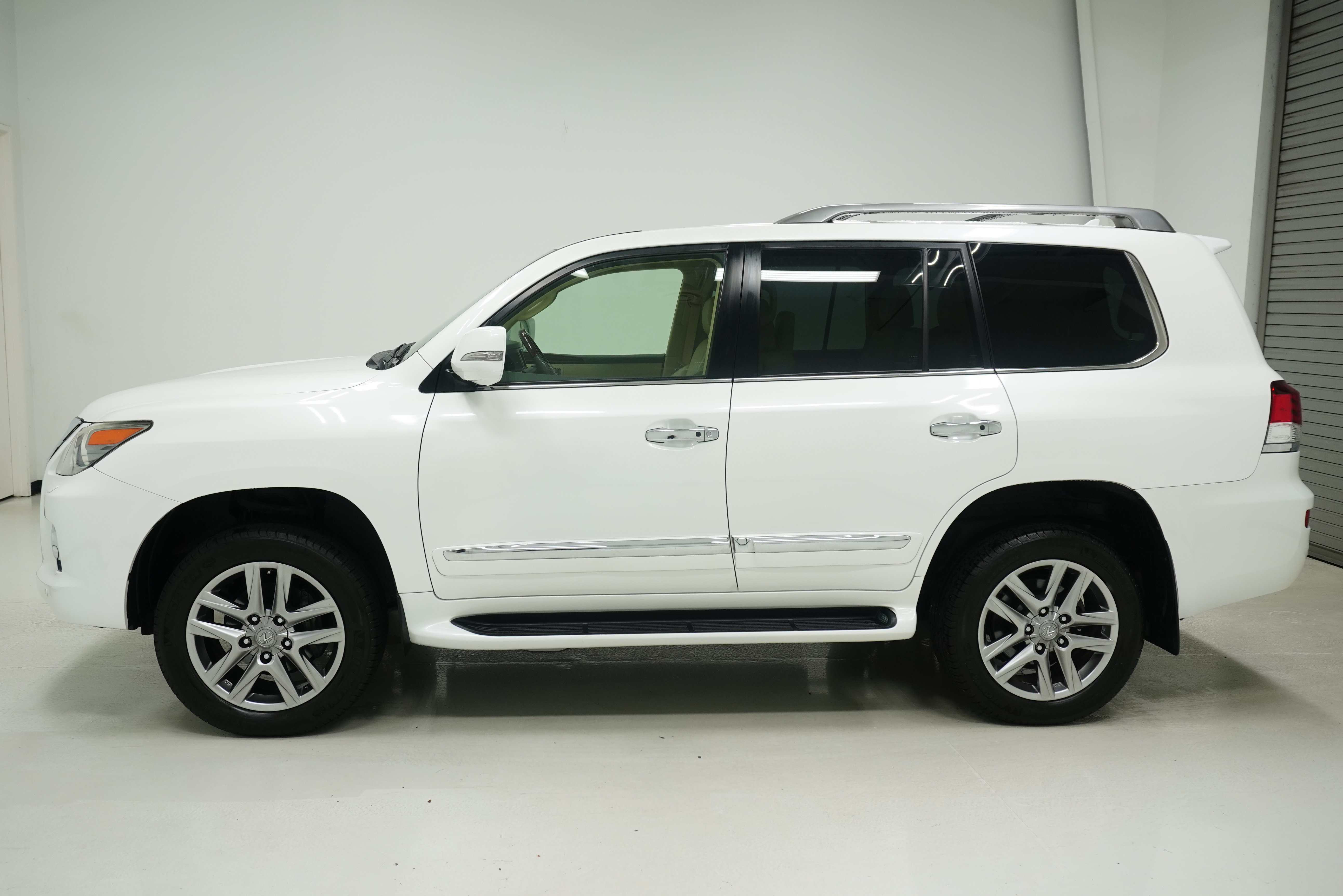Used 2013 Lexus LX 570 4WD w/ Luxury Pkg w/Pre-crash image 7