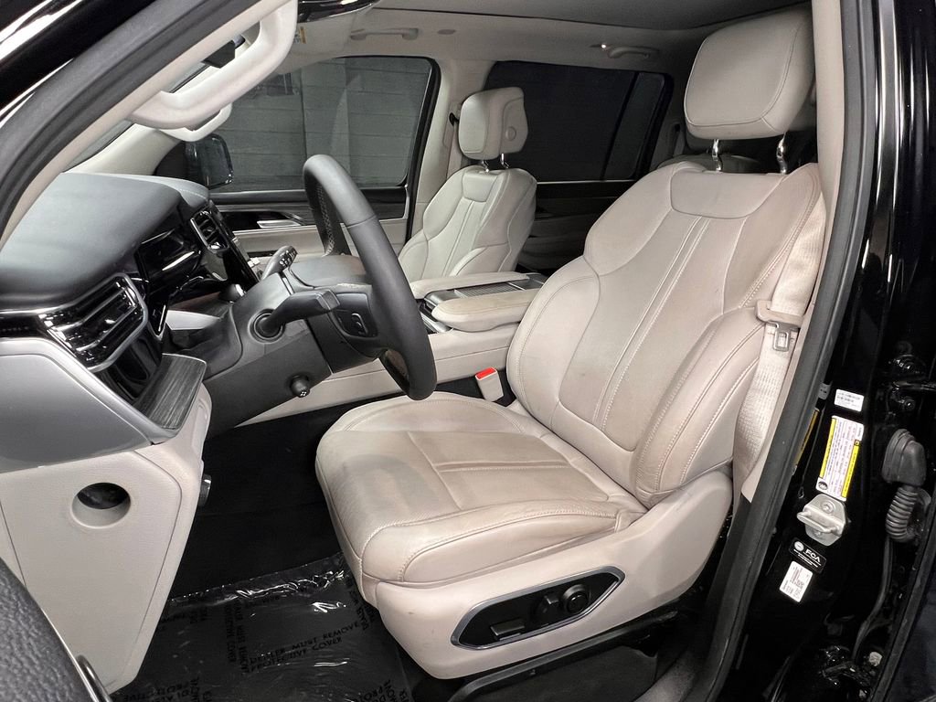 Used 2023 Jeep Wagoneer L Series III w/ Premium Group I AWD/4WD image 3