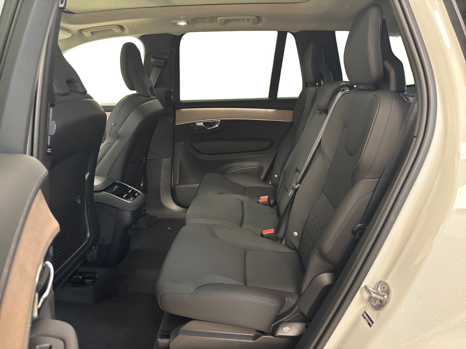 New 2026 Volvo XC90 B6 Plus w/ Protection Package AWD/4WD image 13