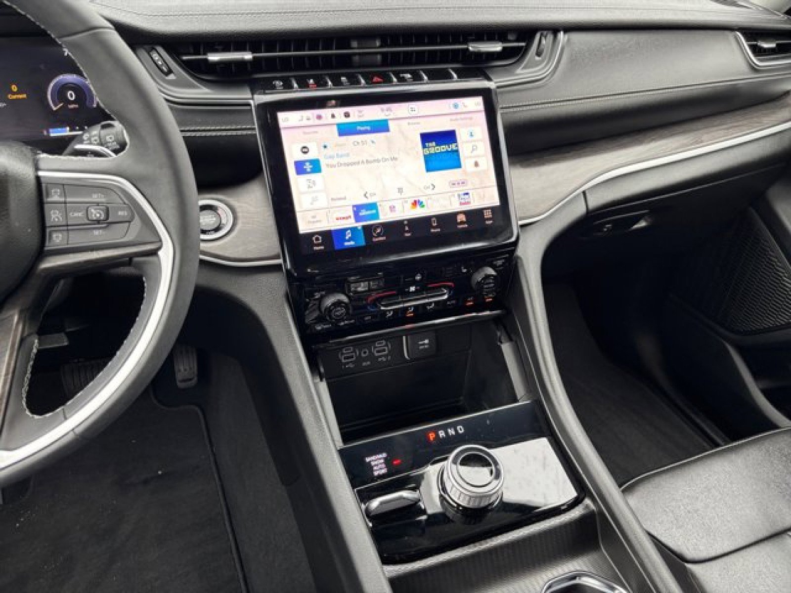 Used 2024 Jeep Grand Cherokee Limited w/ Black Appearance Package image 13