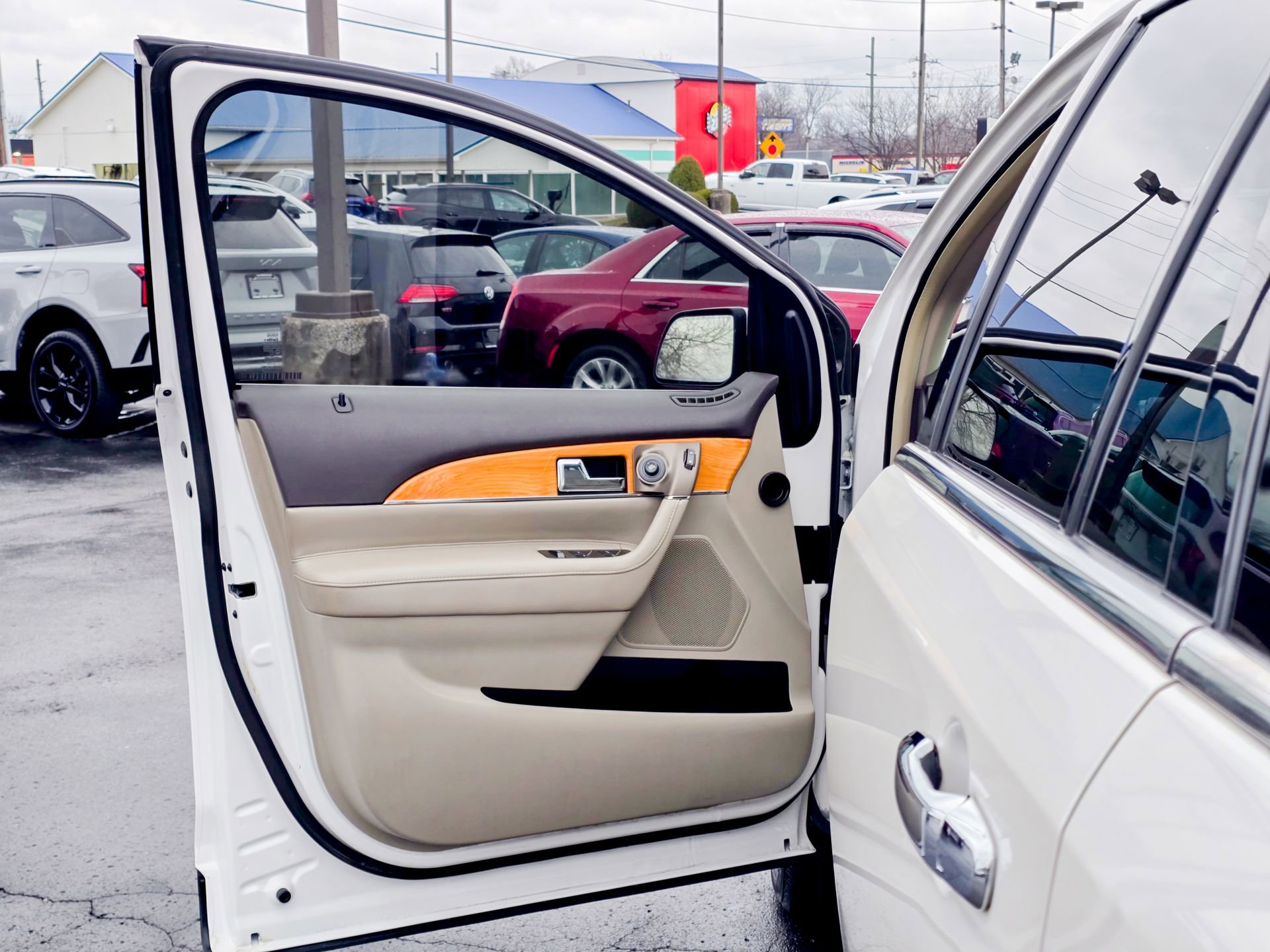 Used 2015 Lincoln MKX FWD w/ Equipment Group 102A image 23