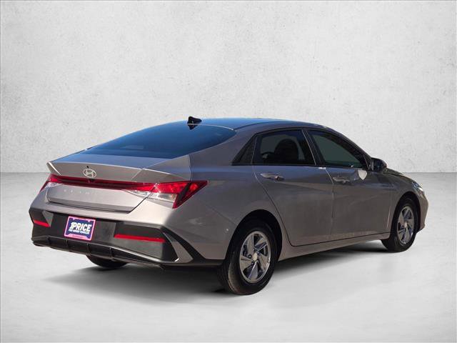 Used 2025 Hyundai Elantra SE image 5