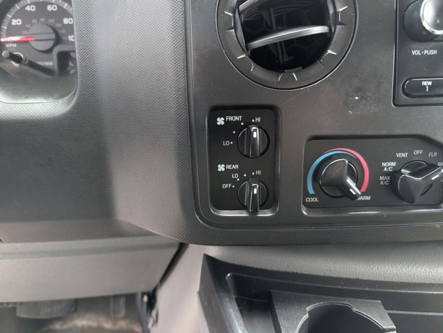 Used 2009 Ford E-350 and Econoline 350 XLT image 4