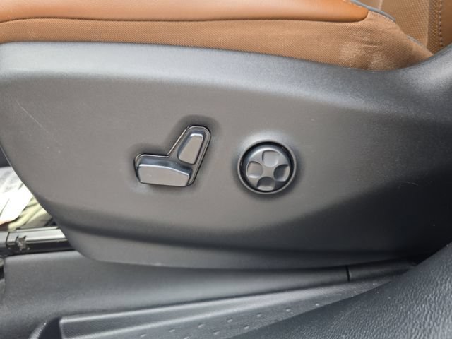 Used 2020 Chrysler Pacifica Limited w/ Tire & Wheel Group FWD image 19