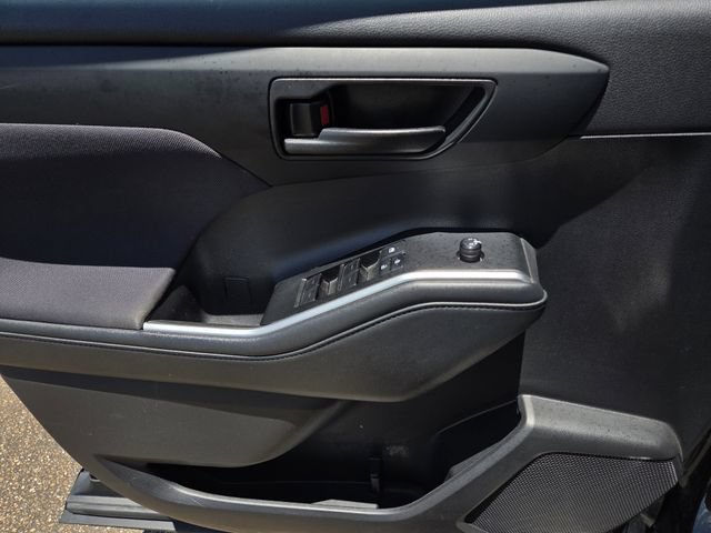 Used 2021 Toyota Highlander LE AWD/4WD image 15