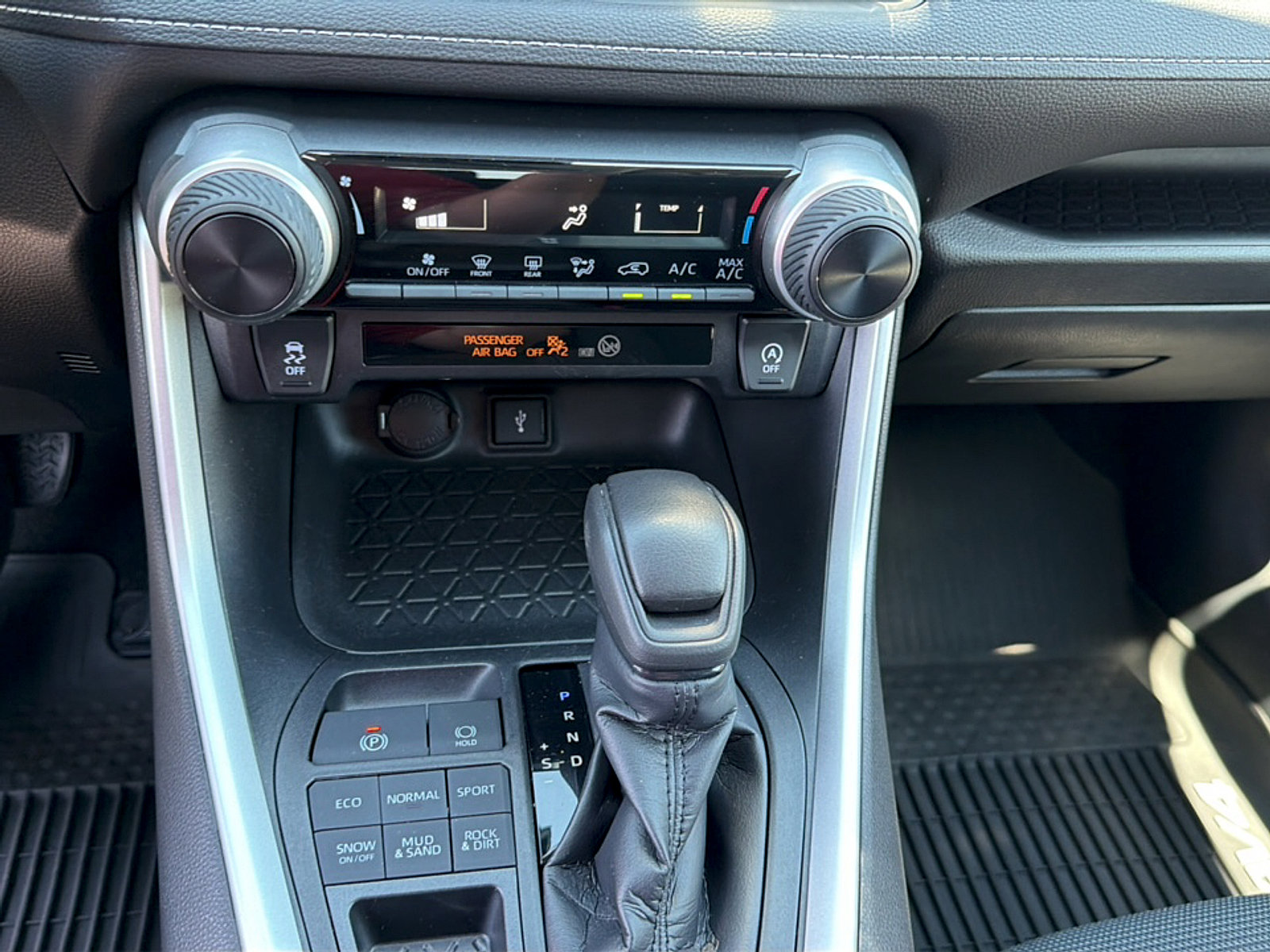 Used 2020 Toyota RAV4 LE AWD/4WD image 16