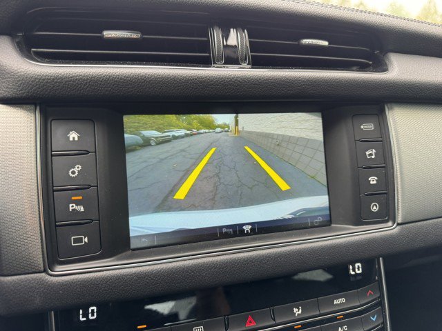 Used 2018 Jaguar XF Premium image 21
