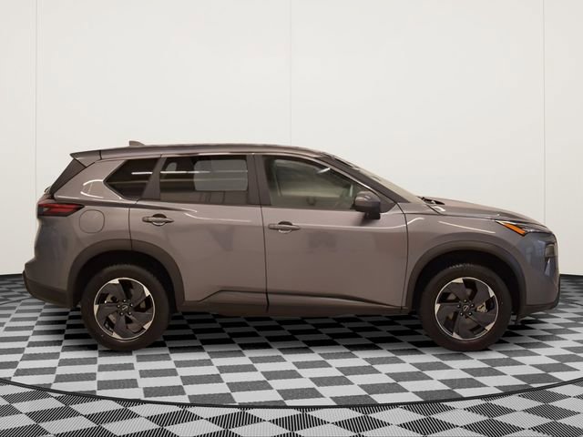 Used 2025 Nissan Rogue SV image 2