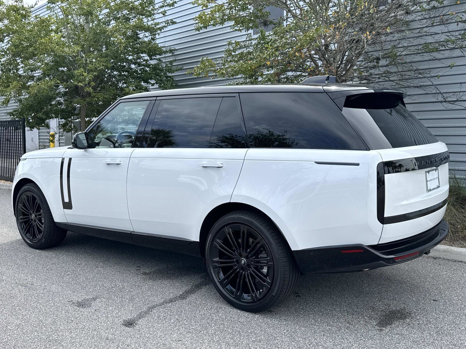 New 2025 Land Rover Range Rover Long Wheelbase SE image 1