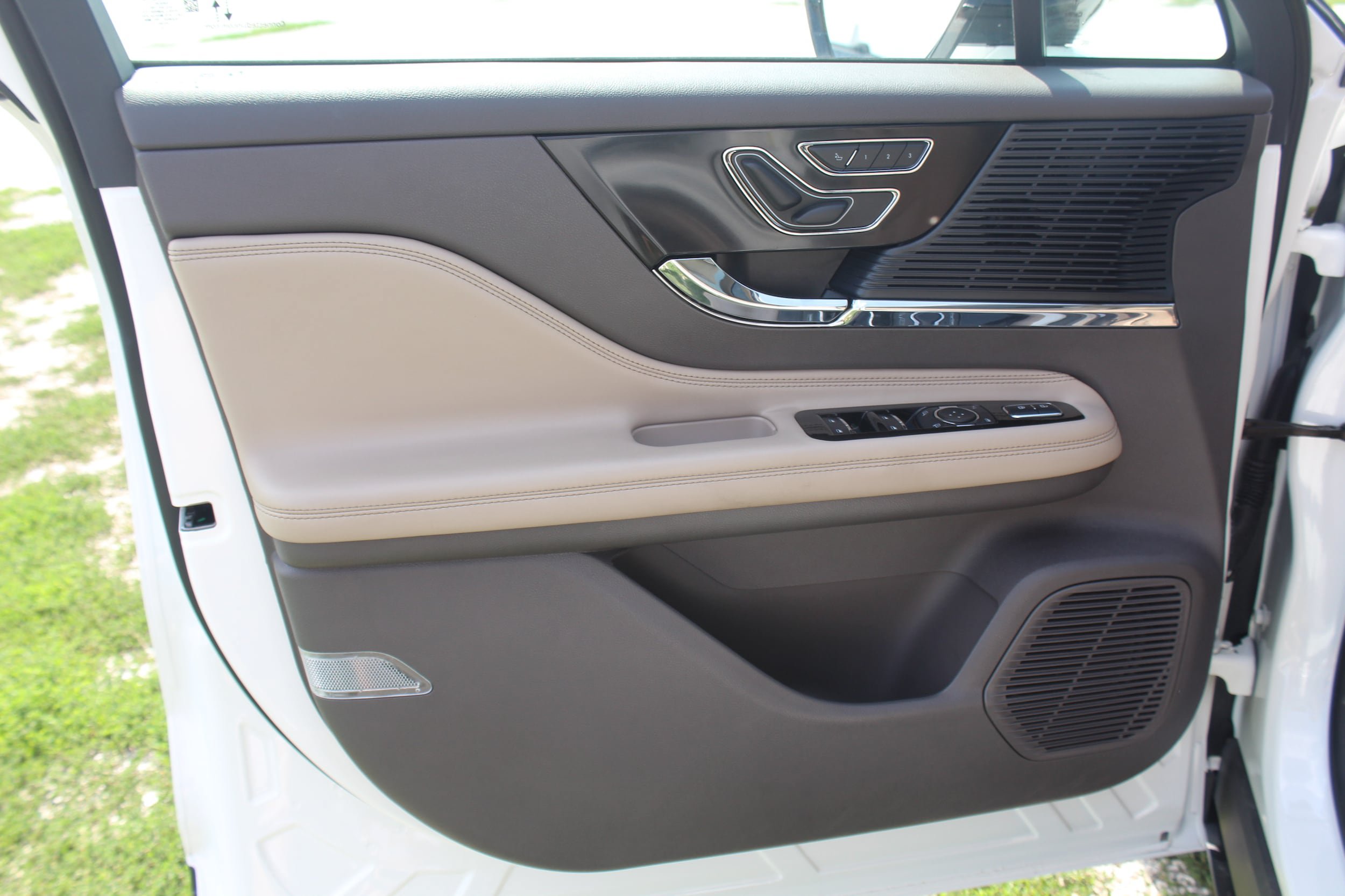 Used 2022 Lincoln Corsair AWD w/ Premium Package image 16