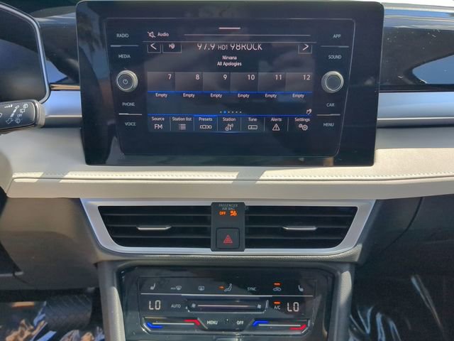 Certified 2025 Volkswagen Taos SE w/ Black Wheel Package image 20