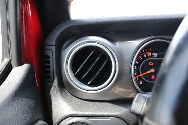 Used 2018 Jeep Wrangler Unlimited Sahara w/ Cold Weather Group AWD/4WD image 6
