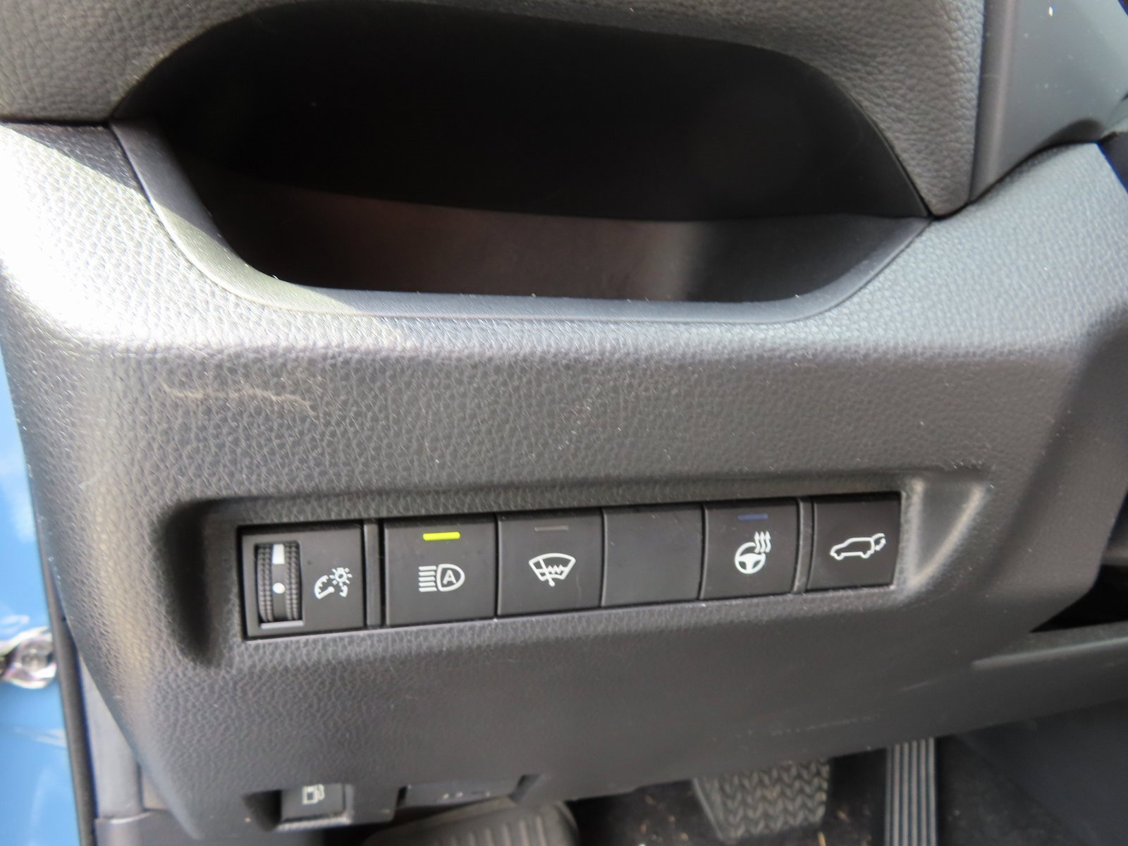 Used 2022 Toyota RAV4 SE w/ Convenience Package image 12