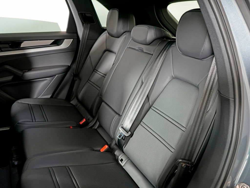 Certified 2026 Porsche Cayenne AWD/4WD image 33
