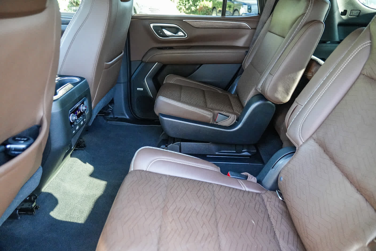 Used 2021 Chevrolet Tahoe High Country w/ Premium Package AWD/4WD image 18