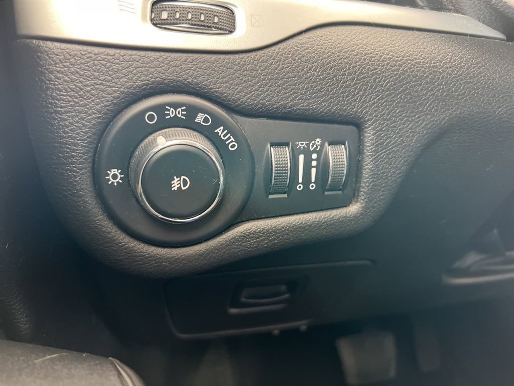 Used 2017 Jeep Cherokee Limited image 39