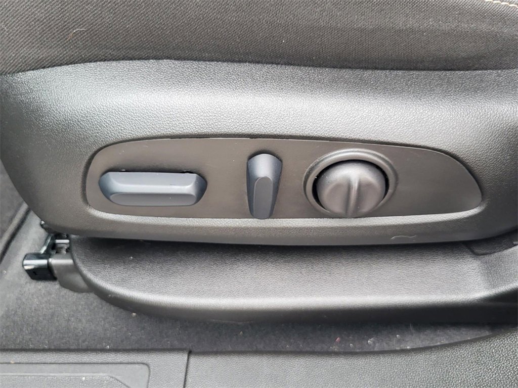 Used 2023 GMC Acadia SLE w/ Driver Convenience Package image 18