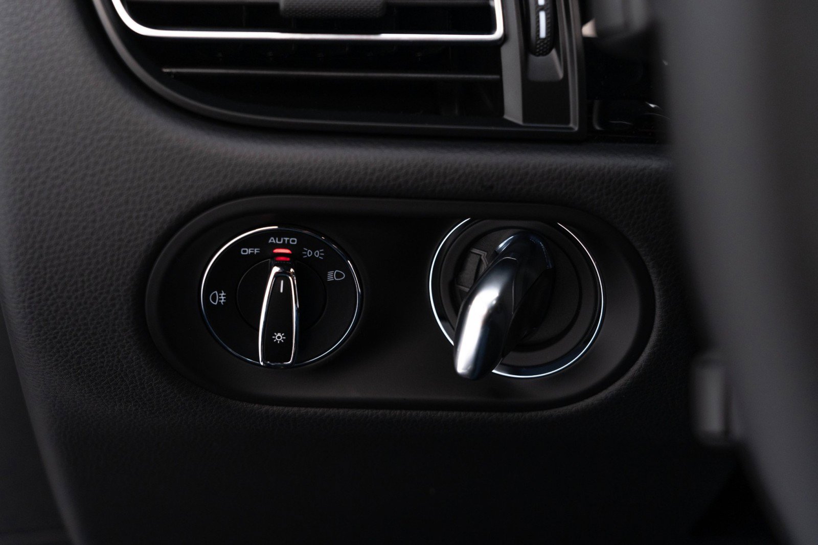 New 2025 Porsche Macan Turbo image 27