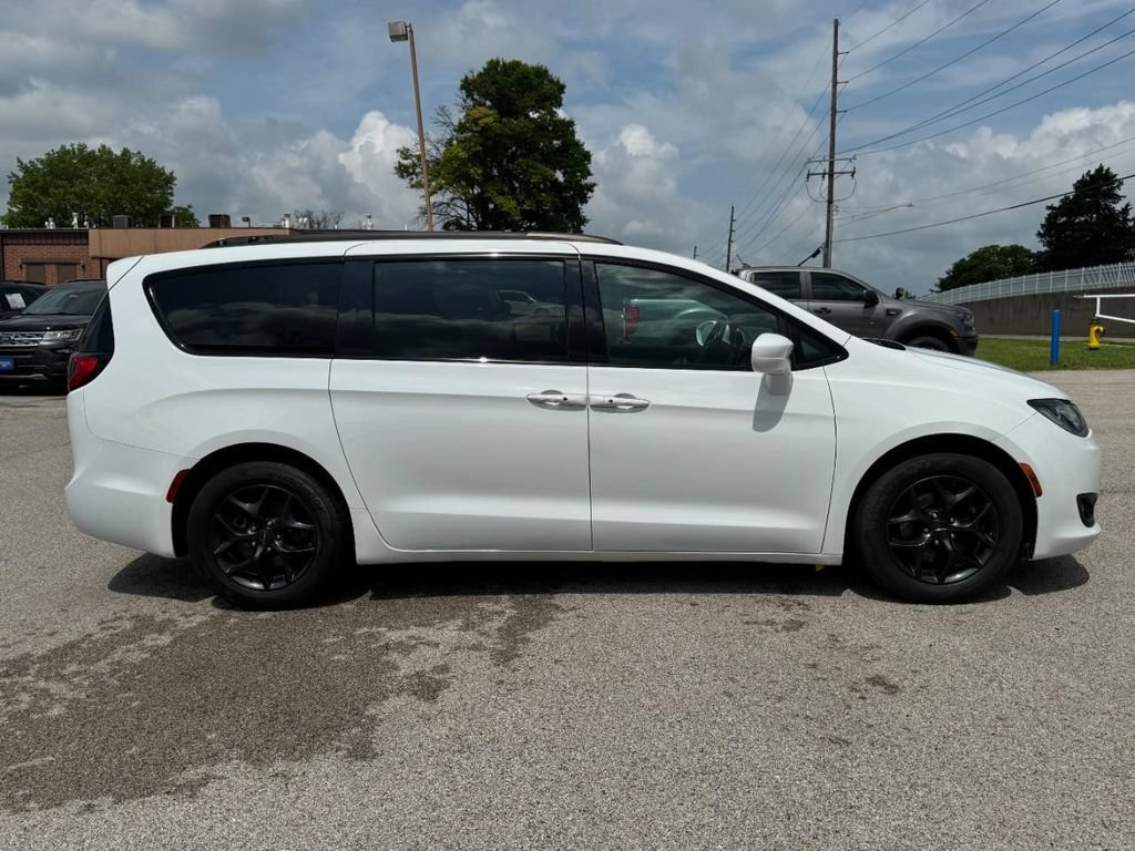 Used 2018 Chrysler Pacifica Touring-L Plus FWD image 2
