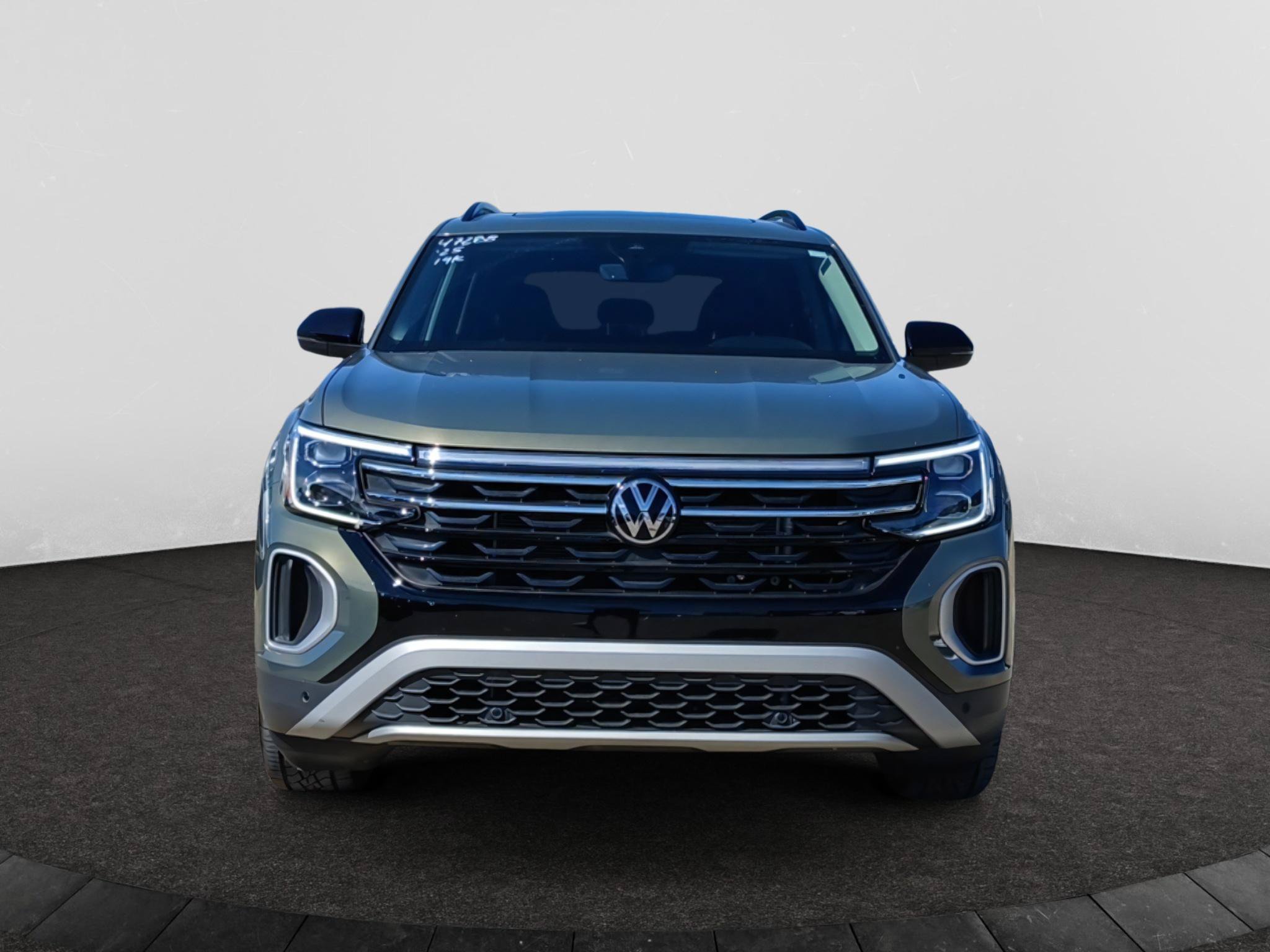 Used 2025 Volkswagen Atlas Peak Edition SE AWD/4WD image 2