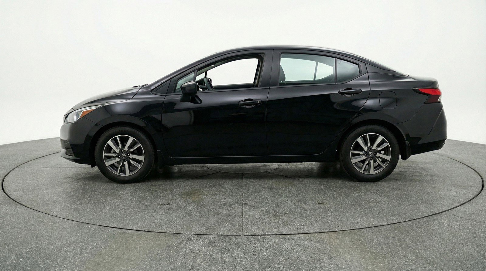 Used 2025 Nissan Versa SV image 5
