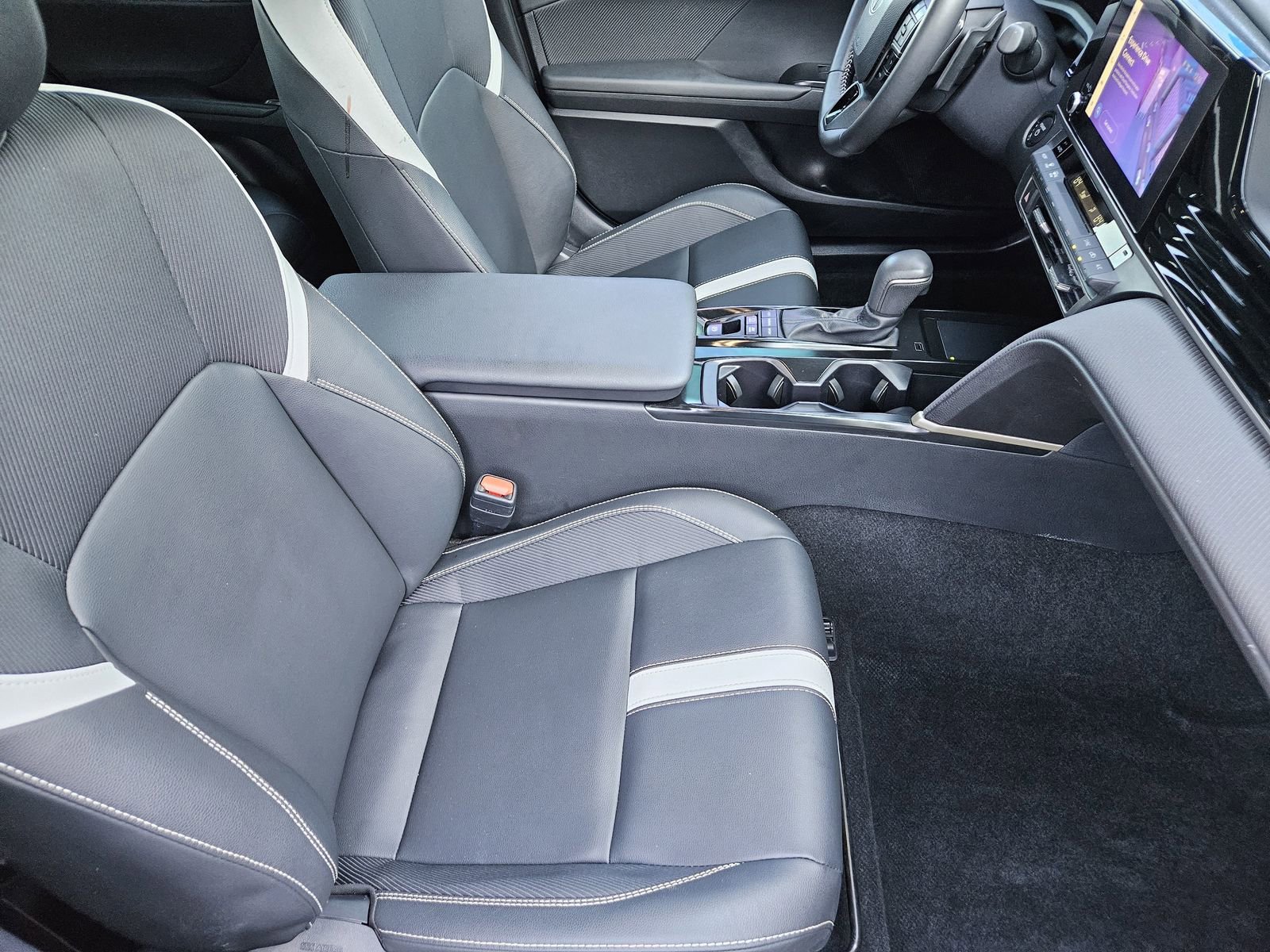 Used 2025 Toyota Camry SE w/ Convenience Package image 19