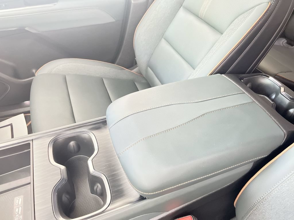 Used 2025 GMC Acadia AT4 w/ Luxury Package AWD/4WD image 25