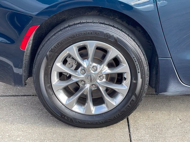 Used 2023 Chrysler Pacifica Touring-L AWD/4WD image 10