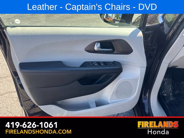 Used 2017 Chrysler Pacifica Touring-L Plus w/ Tire & Wheel Group FWD image 12