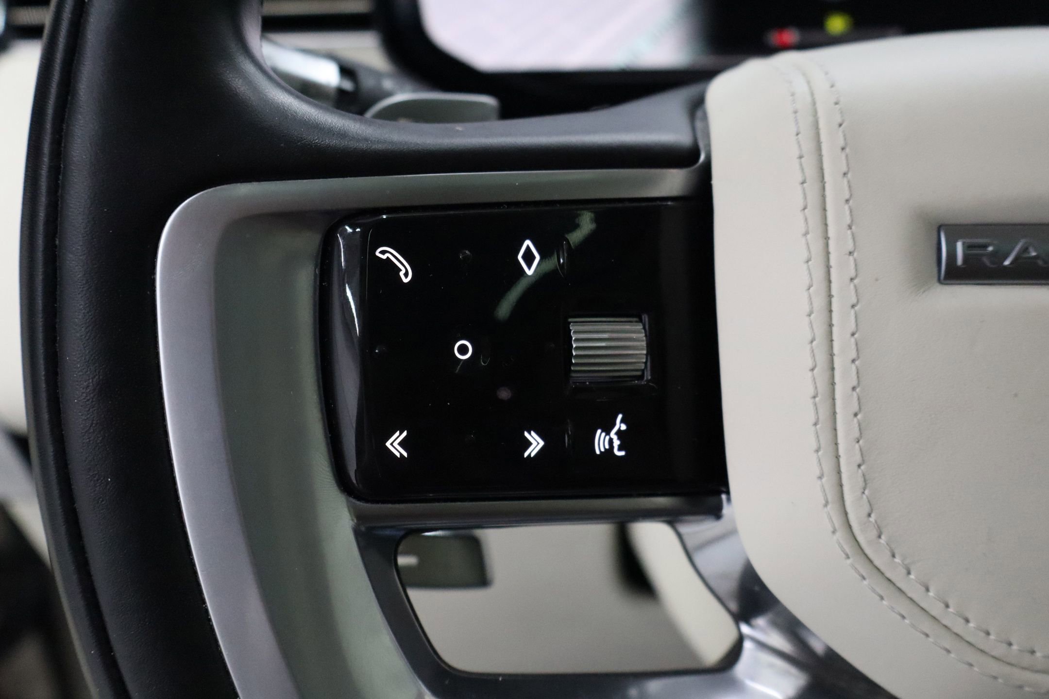 Used 2022 Land Rover Range Rover Long Wheelbase SE image 16